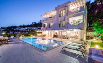 Bodrum Merkez'de Deniz Manzaralı,Özel Havuzlu,Bahçeli 4+1 Kiralık Villa