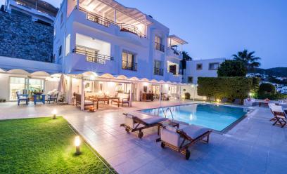 Bodrum Merkez'de Deniz Manzaralı,Özel Havuzlu,Bahçeli 4+1 Kiralık Villa