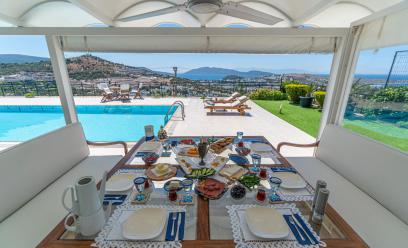 Bodrum Merkez'de Deniz Manzaralı,Özel Havuzlu,Bahçeli 4+1 Kiralık Villa