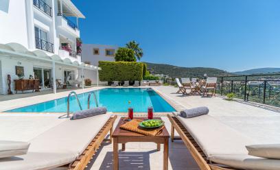 Bodrum Merkez'de Deniz Manzaralı,Özel Havuzlu,Bahçeli 4+1 Kiralık Villa