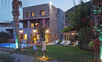 Bodrum Torba' da Deniz Manzaralı Özel Havuzlu Jakuzili 6+1 Villa