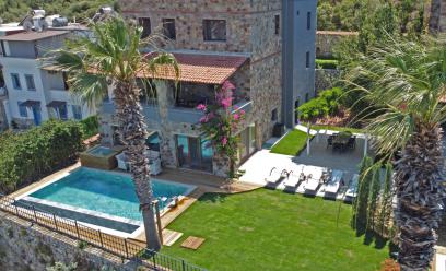 Bodrum Torba' da Deniz Manzaralı Özel Havuzlu Jakuzili 6+1 Villa