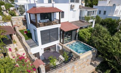 Bodrum Bitez' de Özel Havuzlu Isıtmalı Havuz Seçenekli Deniz Manzaralı Kiralık Villa