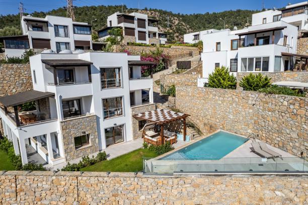Bodrum Merkezde Özel Havuzlu Deniz Manzaralı 4+1 Villa