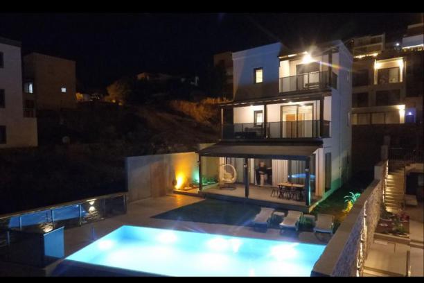 Bodrum Kadıkalesi' nde Deniz Manzaralı Özel Havuzlu 4+1 Villa