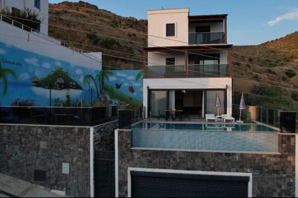 Bodrum Kadıkalesi' nde Deniz Manzaralı Özel Havuzlu 5+1 Villa