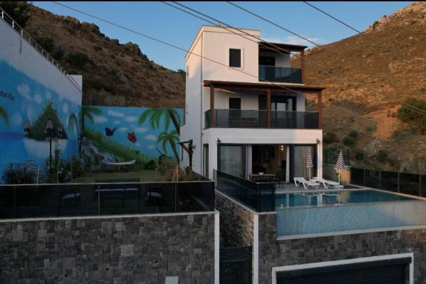 Bodrum Kadıkalesi' nde Deniz Manzaralı Özel Havuzlu 5+1 Villa