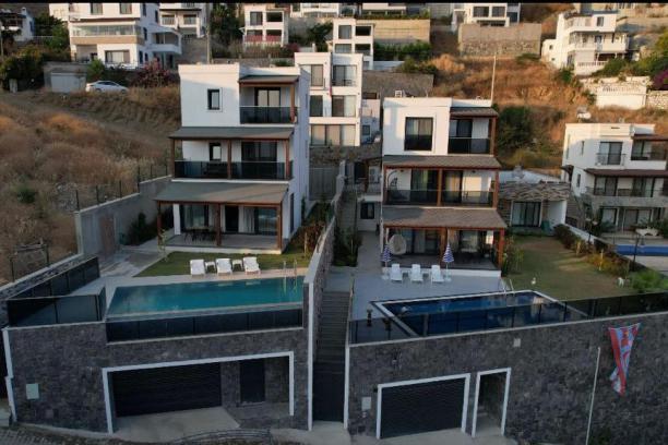 Bodrum Kadıkalesi' nde Deniz Manzaralı Özel Havuzlu 5+1 Villa