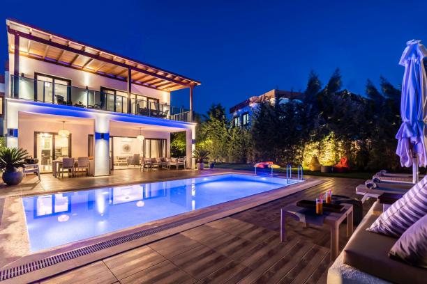 Yalıkavak Merkez'de Özel Havuzlu,Geniş Bahçeli Tam Müstakil 4+1 Villa