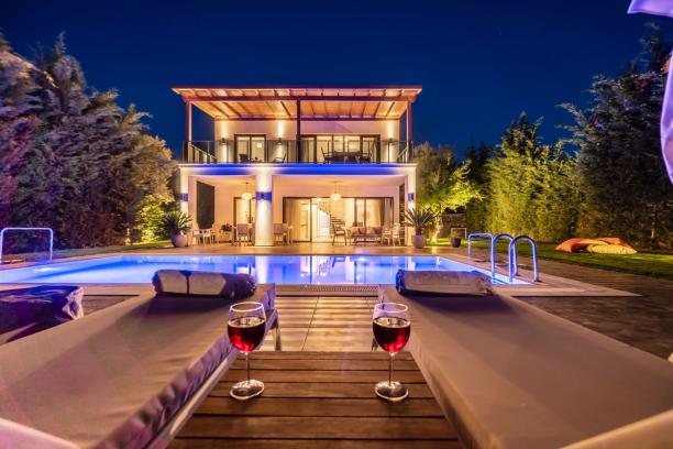 Yalıkavak Merkez'de Özel Havuzlu,Geniş Bahçeli Tam Müstakil 4+1 Villa