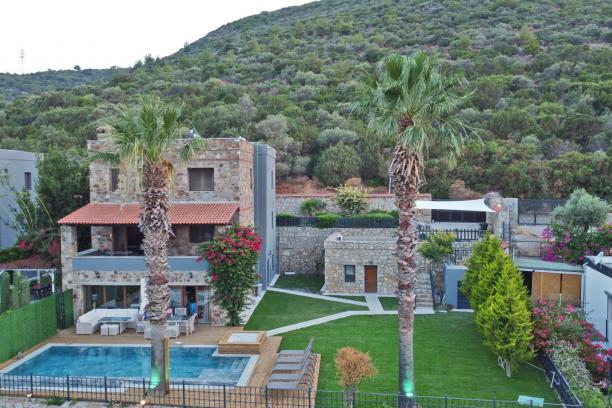 Bodrum Torba' da Deniz Manzaralı Özel Havuzlu Jakuzili 6+1 Villa