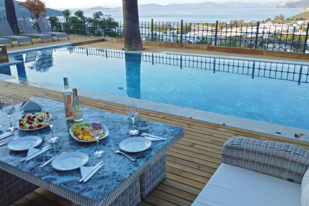 Bodrum Torba' da Deniz Manzaralı Özel Havuzlu Jakuzili 6+1 Villa