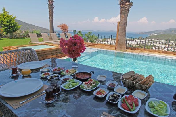Bodrum Torba' da Deniz Manzaralı Özel Havuzlu Jakuzili 6+1 Villa