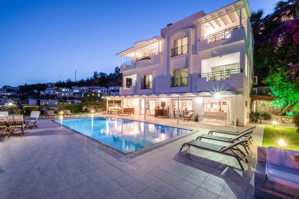 Bodrum Merkez'de Deniz Manzaralı,Özel Havuzlu,Bahçeli 4+1 Kiralık Villa