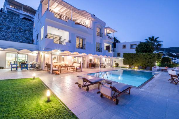Bodrum Merkez'de Deniz Manzaralı,Özel Havuzlu,Bahçeli 4+1 Kiralık Villa