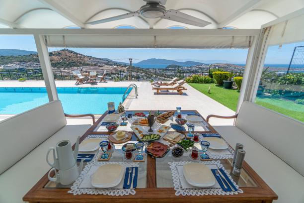 Bodrum Merkez'de Deniz Manzaralı,Özel Havuzlu,Bahçeli 4+1 Kiralık Villa