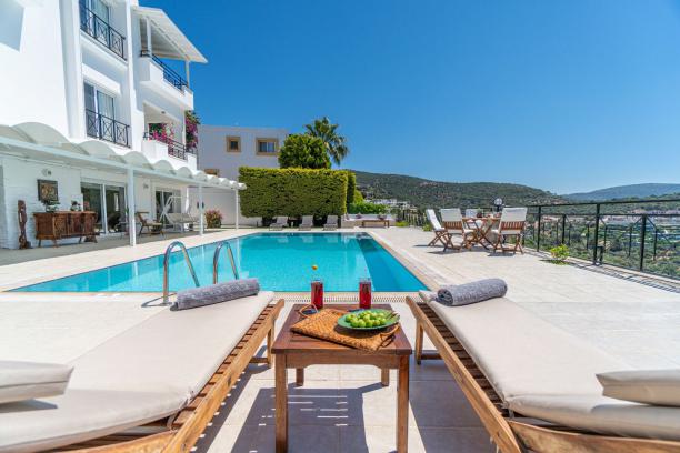 Bodrum Merkez'de Deniz Manzaralı,Özel Havuzlu,Bahçeli 4+1 Kiralık Villa