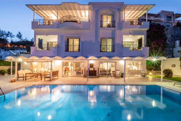 Bodrum Merkez'de Deniz Manzaralı,Özel Havuzlu,Bahçeli 4+1 Kiralık Villa