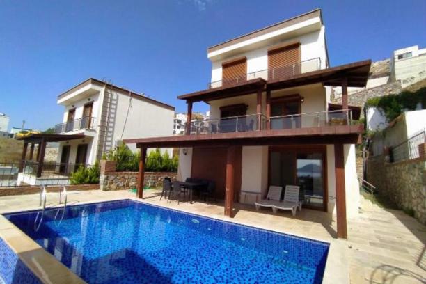 Bodrum Turgutreis Kadıkalesinde Deniz Manzaralı Özel Havuzlu Villa