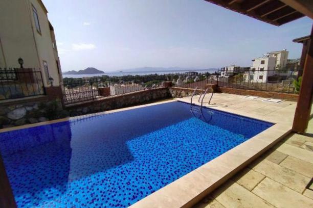 Bodrum Turgutreis Kadıkalesinde Deniz Manzaralı Özel Havuzlu Villa
