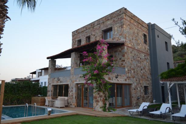 Bodrum Torba' da Deniz Manzaralı Özel Havuzlu Jakuzili 6+1 Villa