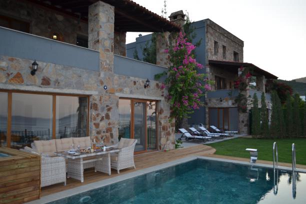 Bodrum Torba' da Deniz Manzaralı Özel Havuzlu Jakuzili 6+1 Villa