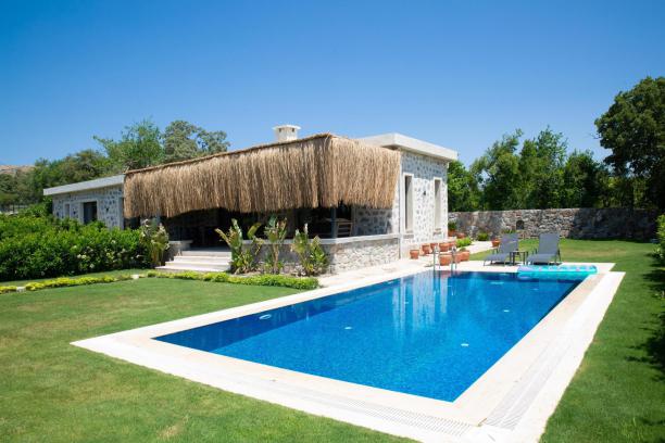 Bodrum Dereköy'de Mandalina Bahçesi İçerisinde Özel Havuzlu 3+1 Villa