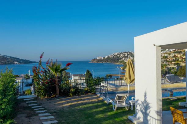 Bodrum Gündoğan' da Deniz Manzaralı Özel Havuzlu 3+1 Kiralık Villa