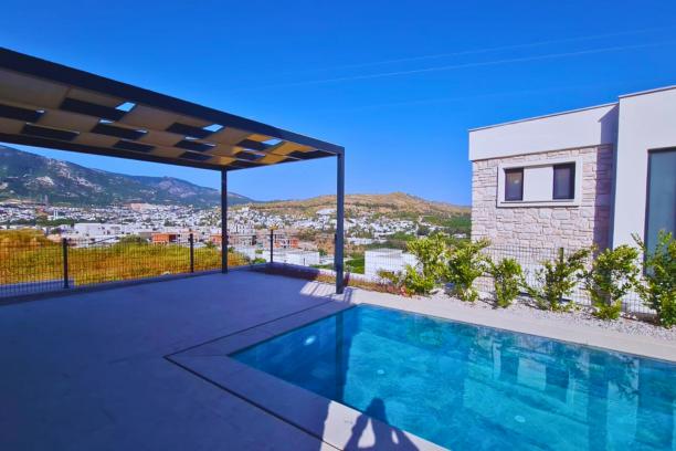 Ortakent' te Özel Havuzlu Merkezi 4+1 Kiralık Villa