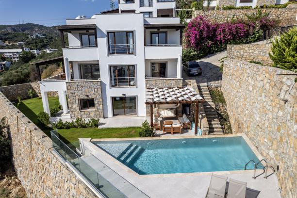 Bodrum Merkezde Özel Havuzlu Deniz Manzaralı 4+1 Villa
