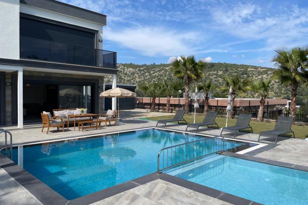 Bodrum Yokuşbaşında Özel Havuzlu Doğa Manzaralı 4+1 Villa