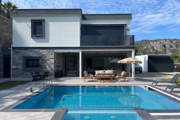 Bodrum Yokuşbaşında Özel Havuzlu Doğa Manzaralı 4+1 Villa