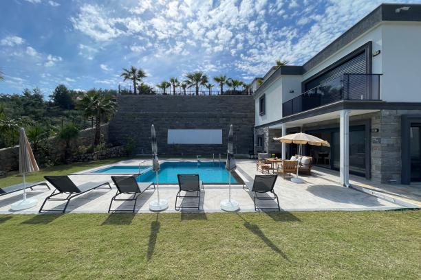 Bodrum Yokuşbaşında Özel Havuzlu Doğa Manzaralı 4+1 Villa