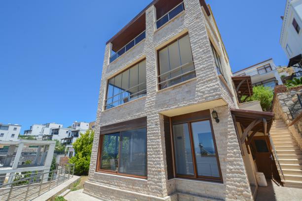 Bodrum Turgutreis Kadıkalesinde Deniz Manzaralı Özel Havuzlu Villa