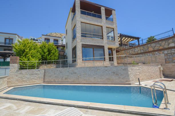Bodrum Turgutreis Kadıkalesinde Deniz Manzaralı Özel Havuzlu Villa