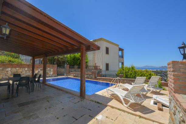 Bodrum Turgutreis Kadıkalesinde Deniz Manzaralı Özel Havuzlu Villa