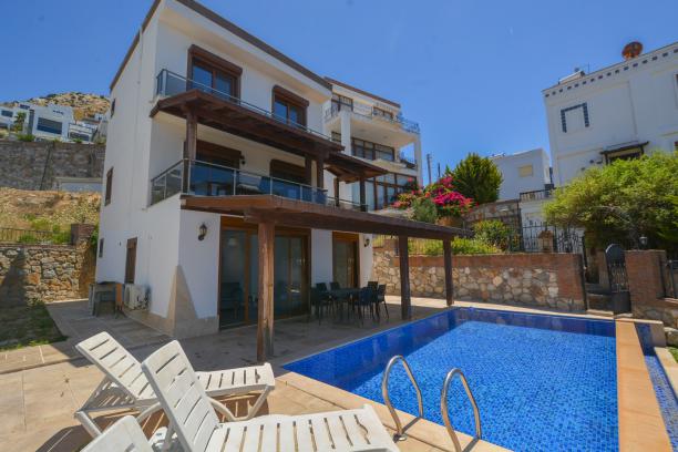 Bodrum Turgutreis Kadıkalesinde Deniz Manzaralı Özel Havuzlu Villa