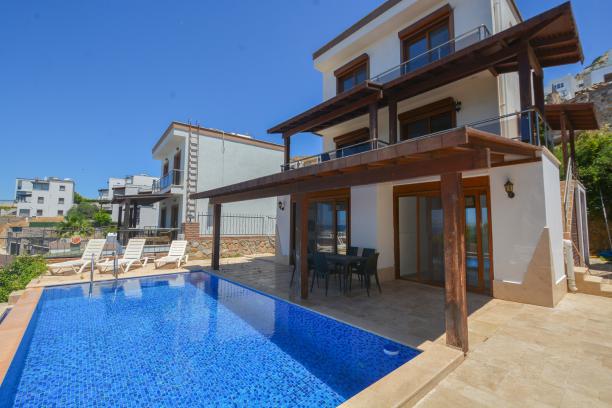 Bodrum Turgutreis Kadıkalesinde Deniz Manzaralı Özel Havuzlu Villa