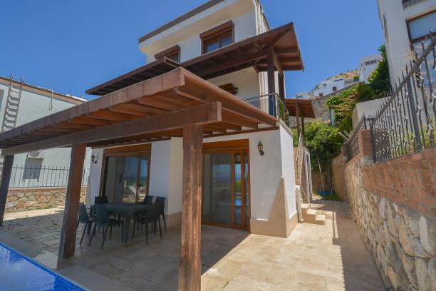 Bodrum Turgutreis Kadıkalesinde Deniz Manzaralı Özel Havuzlu Villa