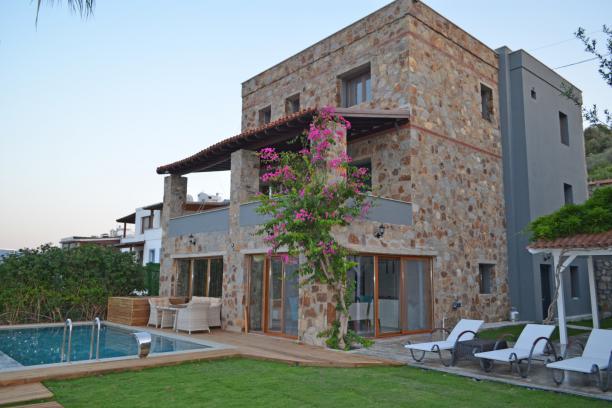 Bodrum Torba' da Deniz Manzaralı Özel Havuzlu Jakuzili 6+1 Villa