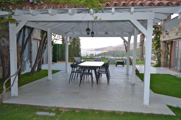 Bodrum Torba' da Deniz Manzaralı Özel Havuzlu Jakuzili 6+1 Villa