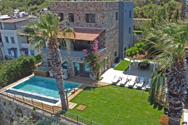 Bodrum Torba' da Deniz Manzaralı Özel Havuzlu Jakuzili 6+1 Villa