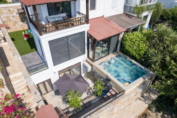 Bodrum Bitez' de Özel Havuzlu Isıtmalı Havuz Seçenekli Deniz Manzaralı Kiralık Villa