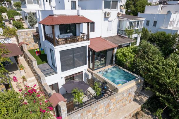 Bodrum Bitez' de Özel Havuzlu Isıtmalı Havuz Seçenekli Deniz Manzaralı Kiralık Villa
