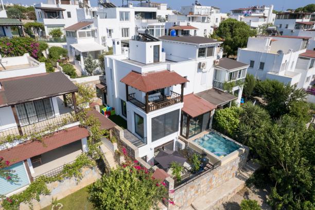 Bodrum Bitez' de Özel Havuzlu Isıtmalı Havuz Seçenekli Deniz Manzaralı Kiralık Villa