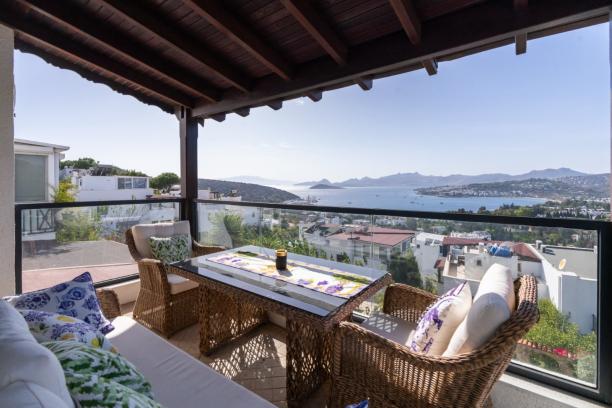 Bodrum Bitez' de Özel Havuzlu Isıtmalı Havuz Seçenekli Deniz Manzaralı Kiralık Villa