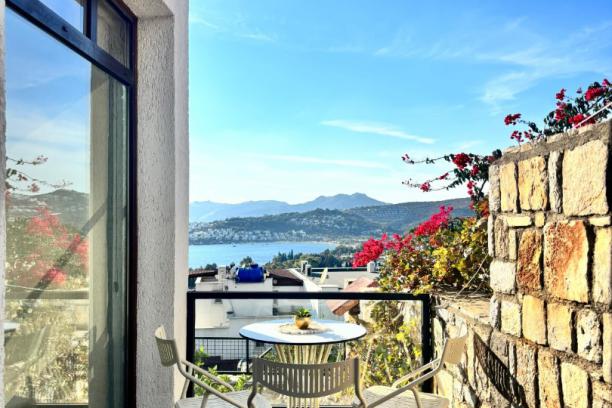Bodrum Bitez' de Özel Havuzlu Isıtmalı Havuz Seçenekli Deniz Manzaralı Kiralık Villa