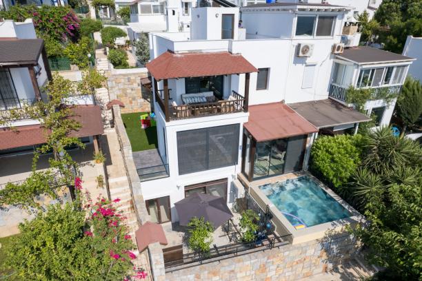 Bodrum Bitez' de Özel Havuzlu Isıtmalı Havuz Seçenekli Deniz Manzaralı Kiralık Villa