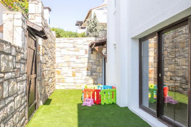 Bodrum Bitez' de Özel Havuzlu Isıtmalı Havuz Seçenekli Deniz Manzaralı Kiralık Villa