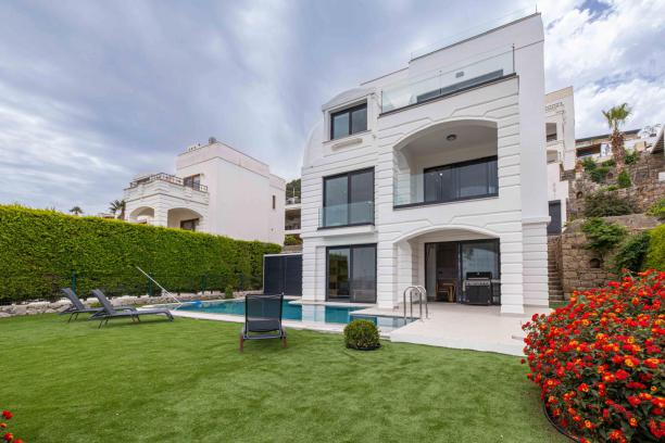 Bodrum Yalıkavak' ta Marina Manzaralı Özel Havuzlu 4+2 Kiralık Villa